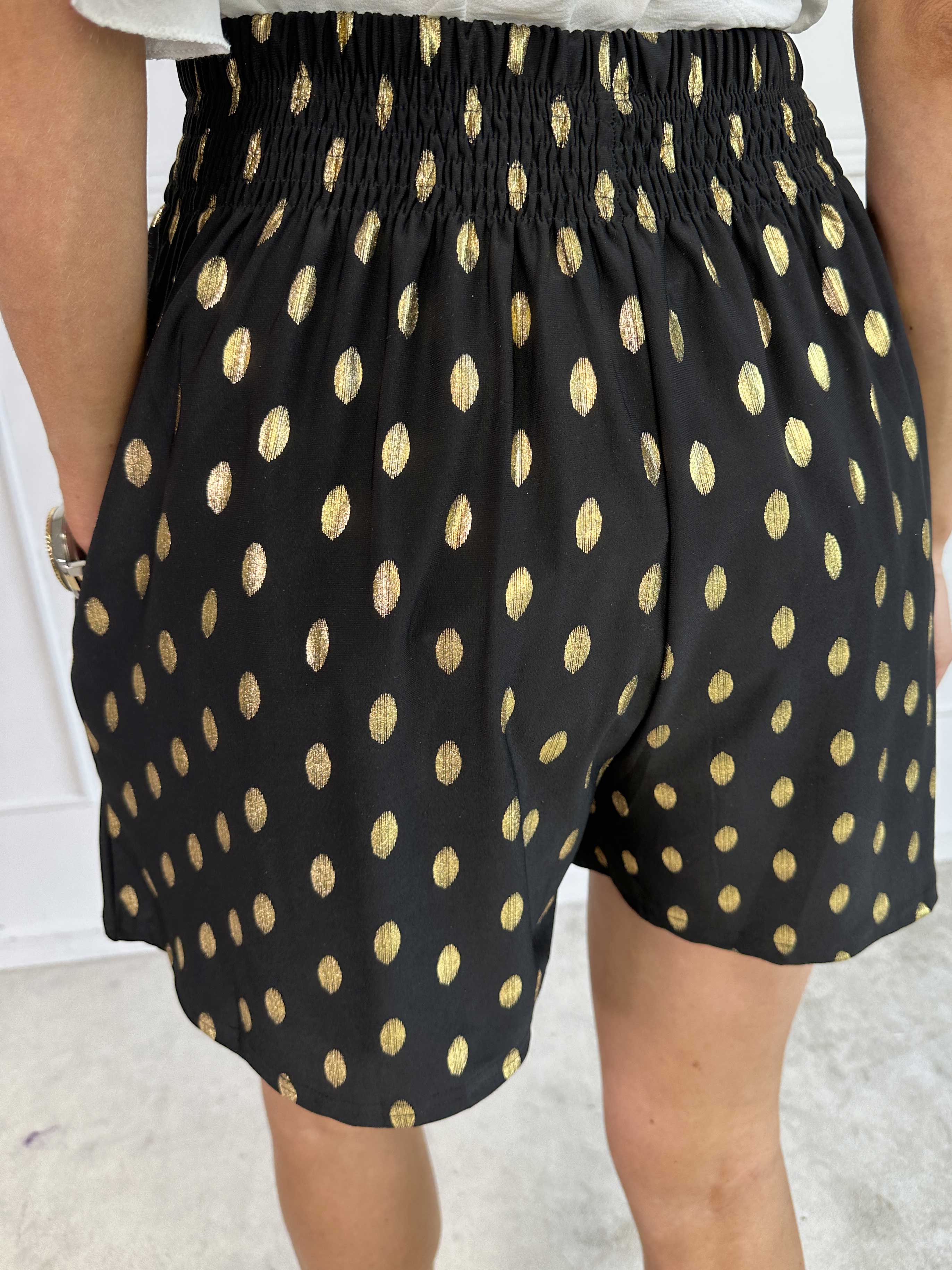 Pams Dot Shorts - Löst sittande shorts i stretchigt tyg med guldprickar